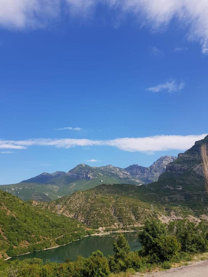 Lugina E Komanit Dış mekan fotoğraf