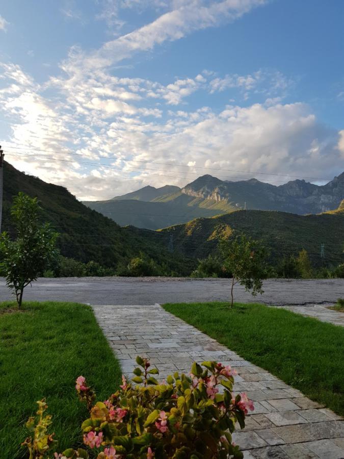 Lugina E Komanit Dış mekan fotoğraf