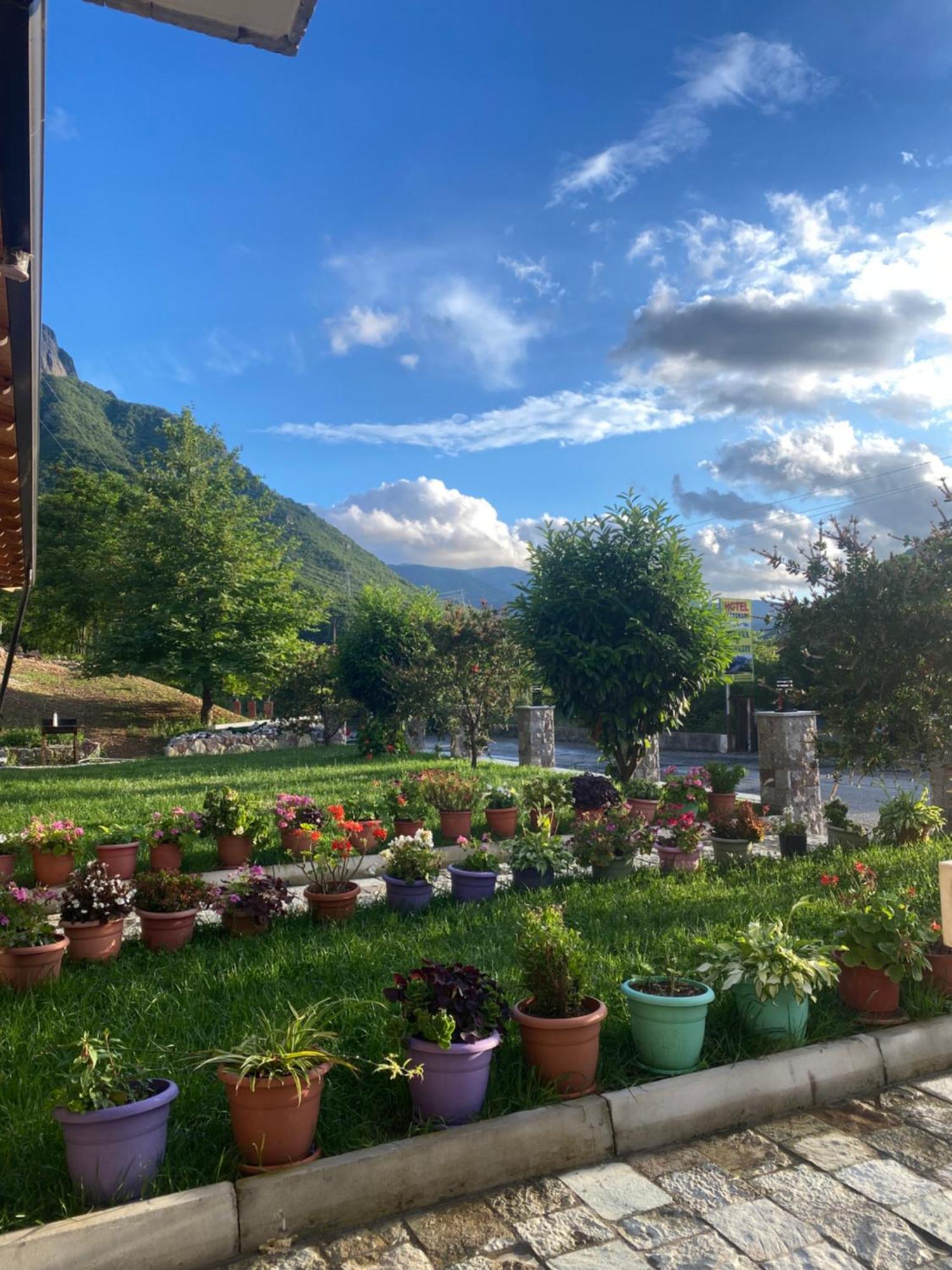 Lugina E Komanit Dış mekan fotoğraf